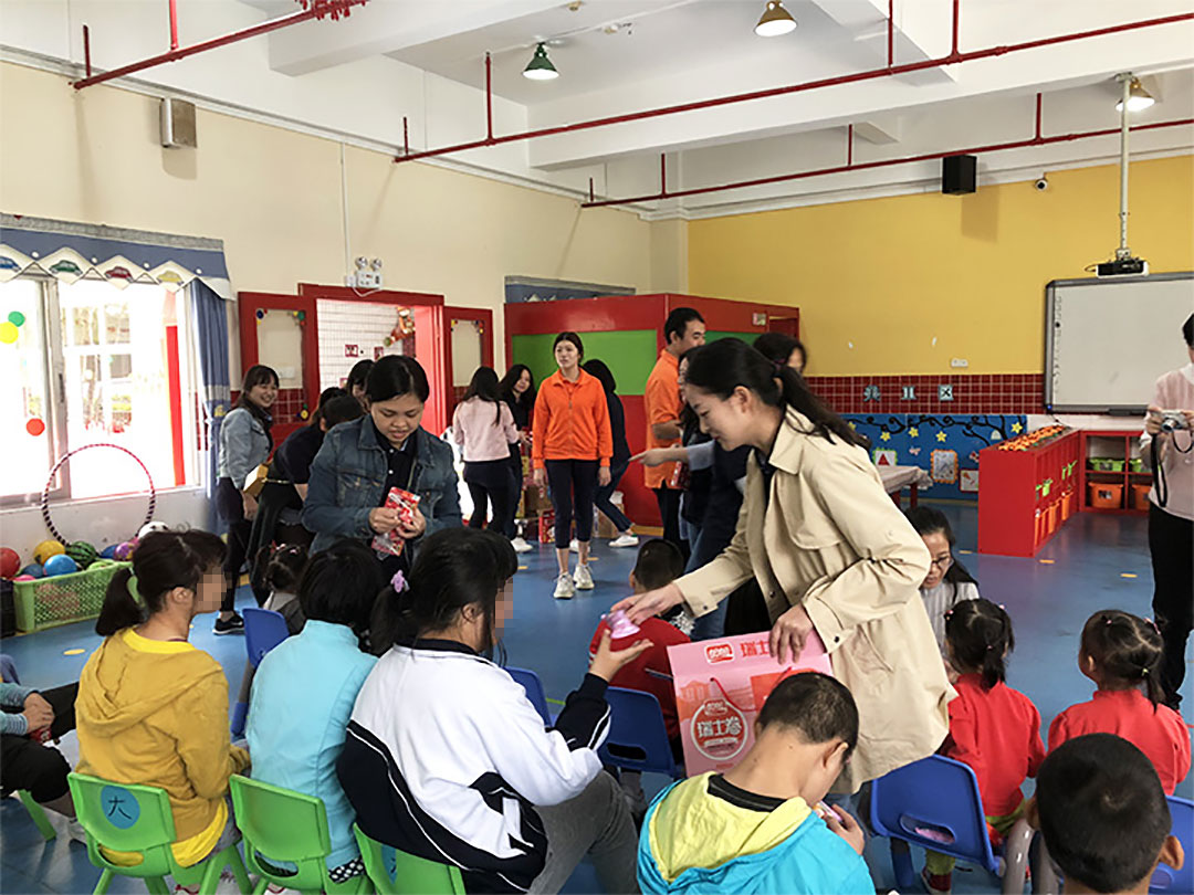 探望孤殘小朋友