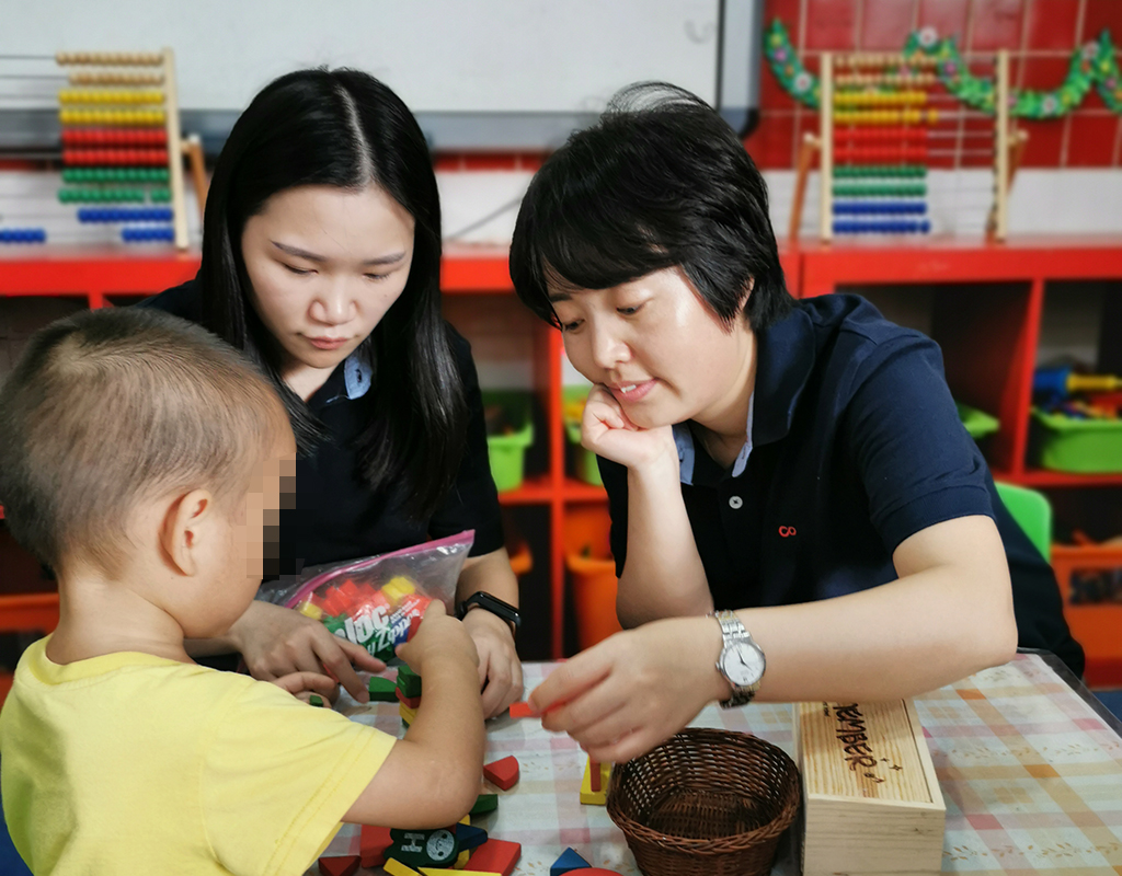 共享陽(yáng)光，快樂(lè)成長(zhǎng)