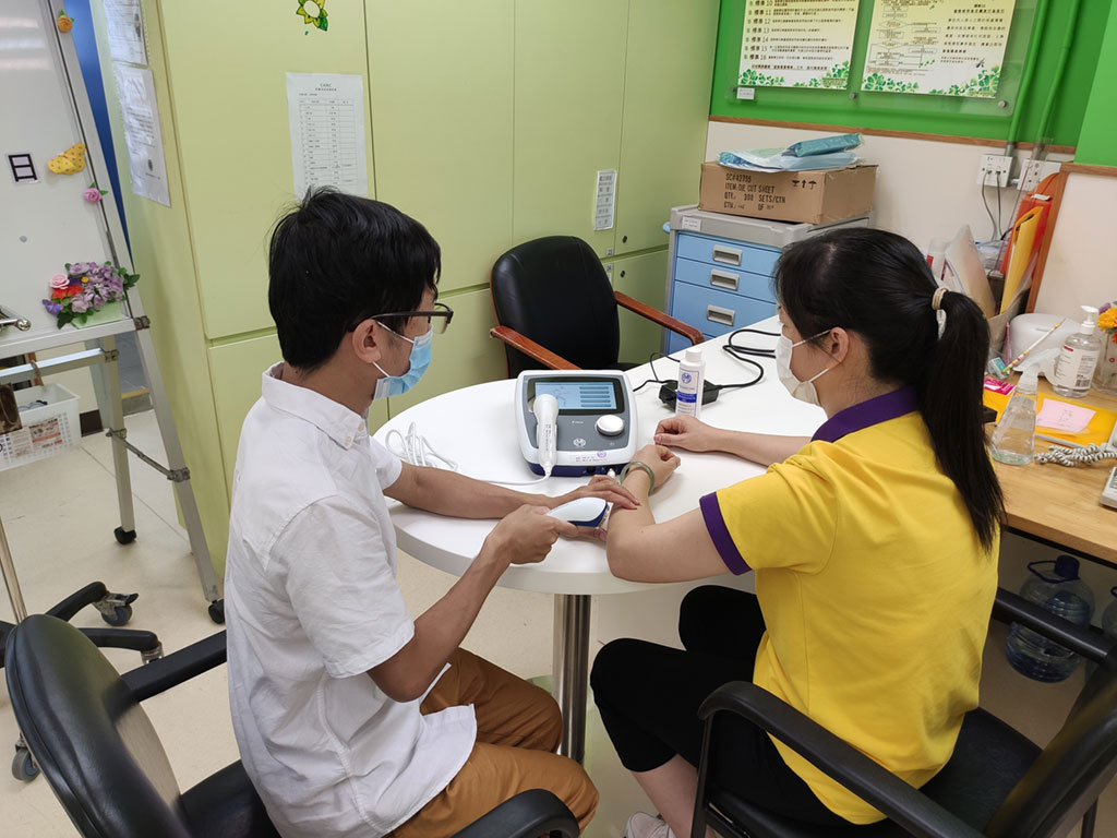 再向麥理浩夫人中心捐贈善款及復(fù)康器材