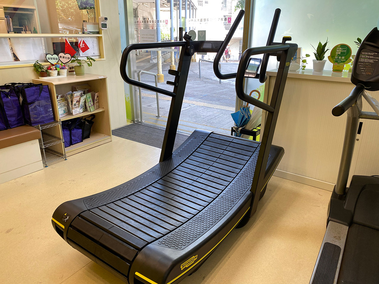 再向麥理浩夫人中心捐贈復康器材